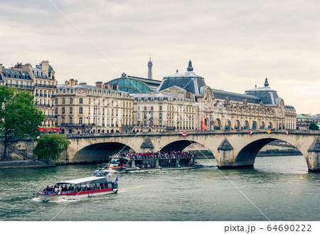 パリ　セーヌ川とオルセー美術館　セピア 64690222