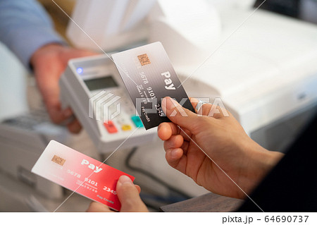 どのクレジットカードを使うか迷う どのクレジットカードを使うか迷う 64690737