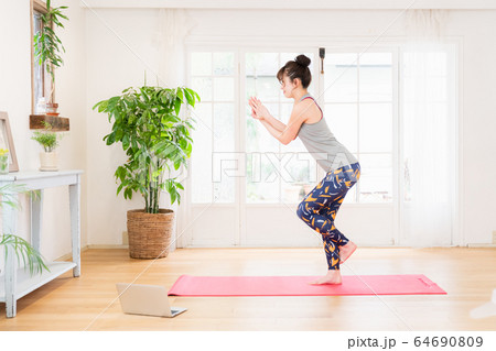 女性　ヨガ　フィットネス　自宅 64690809