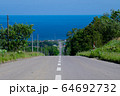 海に続く道 64692732