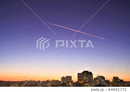 夕焼けと飛行機雲 64692772