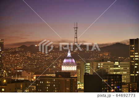 サンフランシスコ市庁舎とツインピークス サンフランシスコ市庁舎とツインピークス 64692773