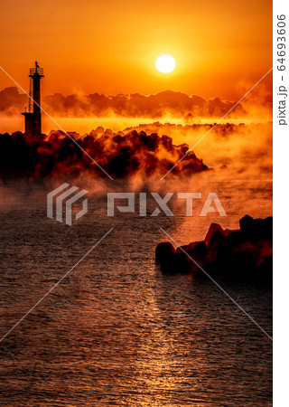 港からの日の出 港からの日の出 64693606