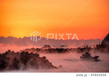 毛嵐の中の漁船 64693608