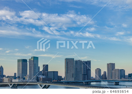 豊洲市場から望む東京ベイエリア夕景 64693654