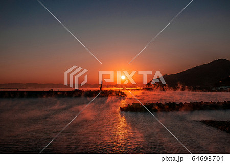 港からの日の出 港からの日の出 64693704