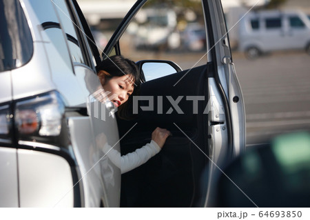後退で駐車する女性 後退で駐車する女性 64693850