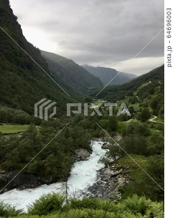ノルウェー　フロム鉄道からの森と渓流の風景 64696003