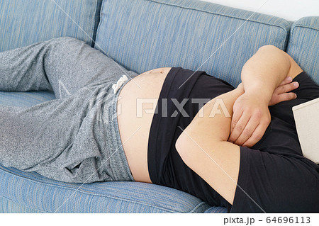 寝そべる男性 肥満 パーツ 寝そべる男性 肥満 パーツ 64696113