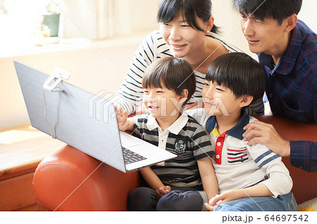 ビデオチャット 家族 イメージ ビデオチャット 家族 イメージ 64697542