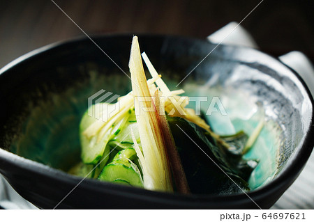 胡瓜とわかめの酢の物 64697621