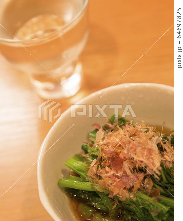 晩酌はお酒とほうれん草 晩酌の冷酒と一品もの 小鉢と日本酒を 日本酒好きな方に 晩酌はお酒とほうれん草 晩酌の冷酒と一品もの 小鉢と日本酒を 日本酒好きな方に 64697825