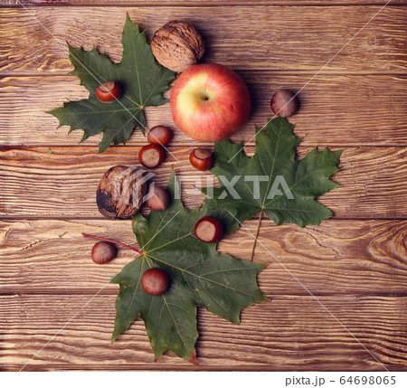bottle of wine, glass, leaves, wooden 64698065