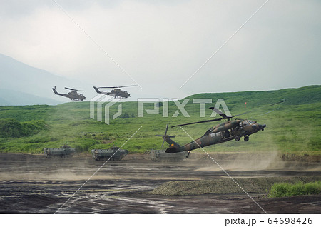 着陸するブラックホークを援護するコブラと水陸両用車 64698426
