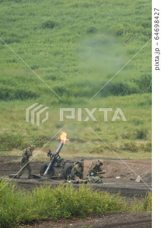120mm迫撃砲を放つ陸上自衛隊員 64698427