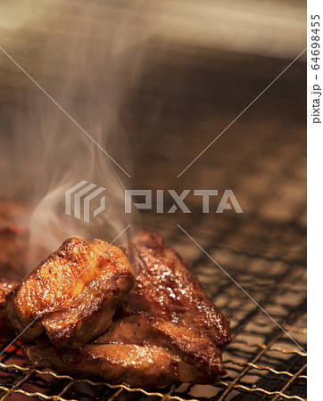 網の上で焼かれているお肉 炭火あみ焼きのお肉 あみ焼きで焼き上がったお肉 網の上で焼かれているお肉 炭火あみ焼きのお肉 あみ焼きで焼き上がったお肉 64698455