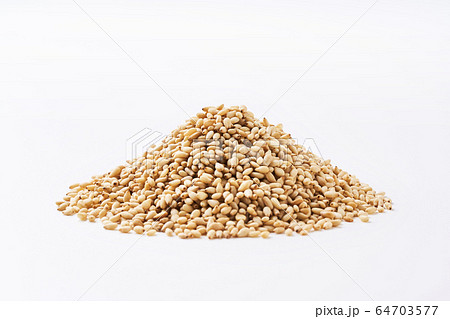 富士山(山)型に積み上げた胡麻 富士山(山)型に積み上げた胡麻 64703577