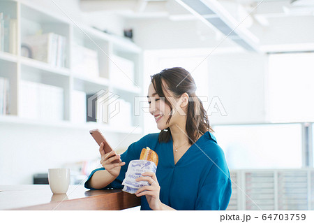 ビジネスウーマン  　オフィス　ランチ 64703759
