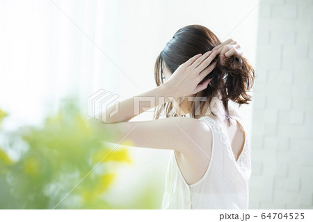 女性　美容　ビューティー　ヘアケア 64704525