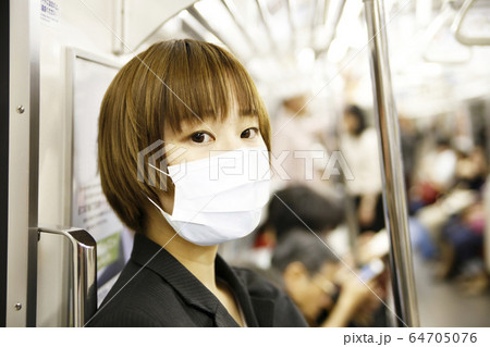 マスクをする女性 64705076