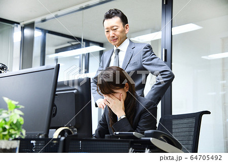 上司に叱られて嘆く女性　オフィスシーン 64705492