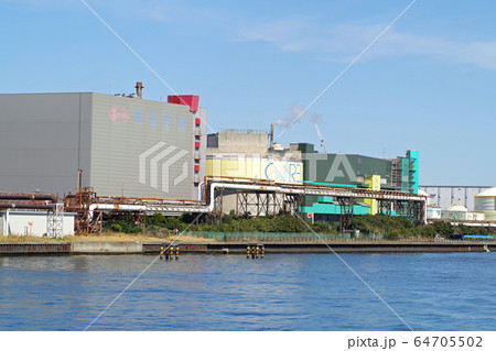 臨海工業地帯の建物の景色 64705502