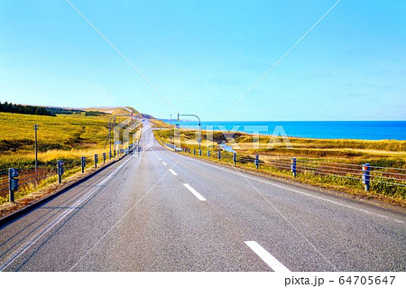 宗谷岬へと続く国道238号線の風景　”稚内市宗谷村” 64705647
