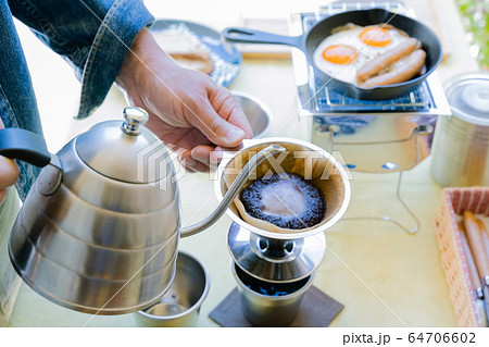 男性　ミドル　家キャンプ 64706602