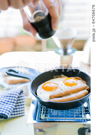 男性 庭キャンプ 朝食の写真素材 64706676 Pixta