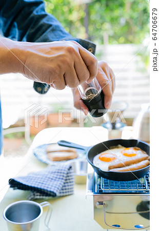 男性 庭キャンプ 朝食 男性 庭キャンプ 朝食 64706679
