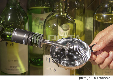 ワインの試飲 64706992