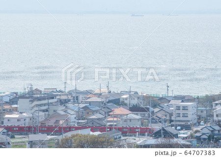 海辺の町の赤い電車 海辺の町の赤い電車 64707383
