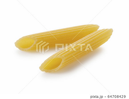 白い背景に置かれたペンネ 64708429