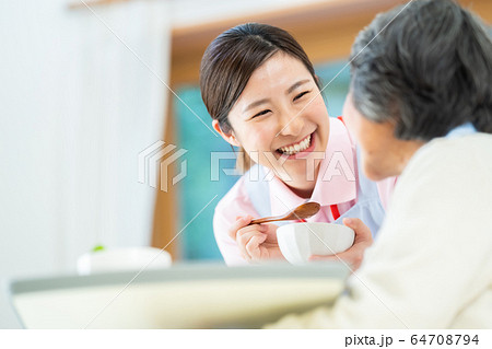 介護イメージ 食事 シニア デイケア 介護福祉士 老人ホーム 介護イメージ 食事 シニア デイケア 介護福祉士 老人ホーム 64708794