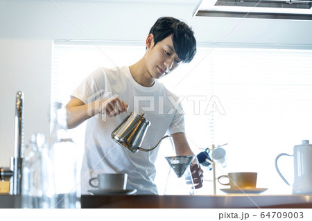 コーヒーをいれる若い男性 コーヒーをいれる若い男性 64709003