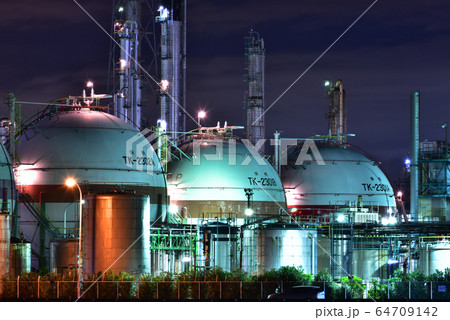 工場夜景 LPガスタンク 64709142