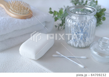 せっけんと綿棒 64709232