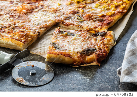 Homemade italian pizza 64709302