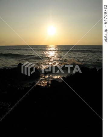 海の夕暮れ 海の夕暮れ 64709782