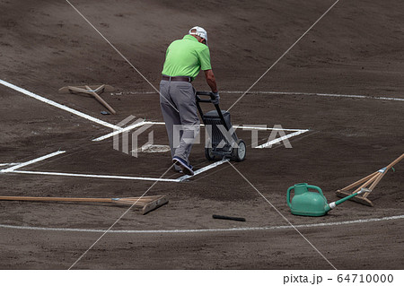 高校野球 グラウンド整備風景の写真素材