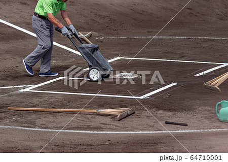 高校野球 グラウンド整備風景の写真素材