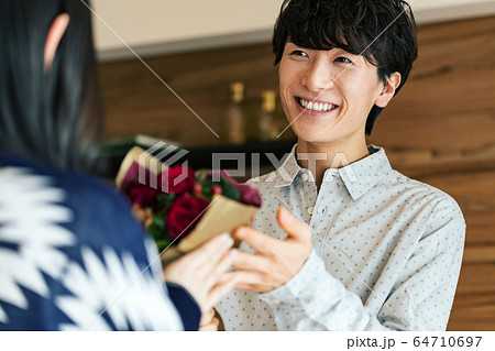 カップル プレゼント 花 記念日 64710697