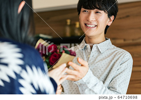 カップル プレゼント 花 記念日 64710698