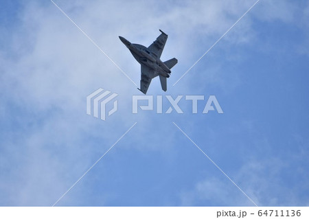 大空を翔るアメリカ海軍のFA-18戦闘攻撃機 大空を翔るアメリカ海軍のFA-18戦闘攻撃機 64711136