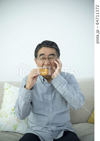 煎餅が食べずらいシニア男性   煎餅が食べずらいシニア男性   64711372