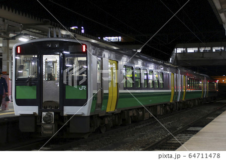 会津若松駅に停車中の只見線キハe1形の写真素材