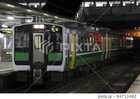 会津若松駅に停車中の只見線キハE120形(流し撮り) 会津若松駅に停車中の只見線キハE120形(流し撮り) 64711482