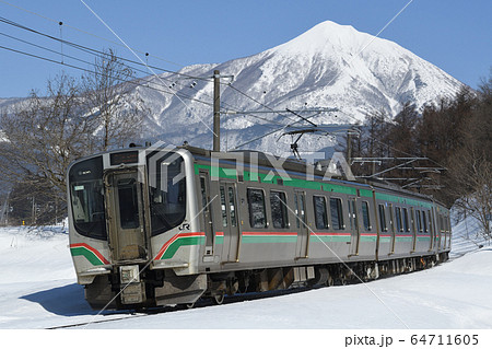 磐越西線を走るE721系普通列車 64711605