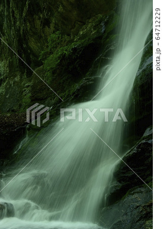 新緑の栃本地区林業人の守護神大除沢不動滝 64712229