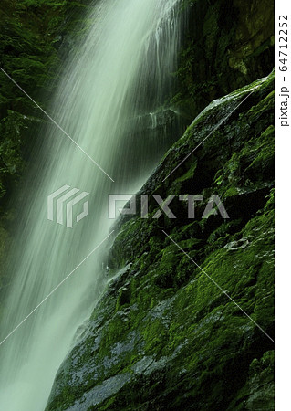 新緑の栃本地区林業人の守護神大除沢不動滝 64712252